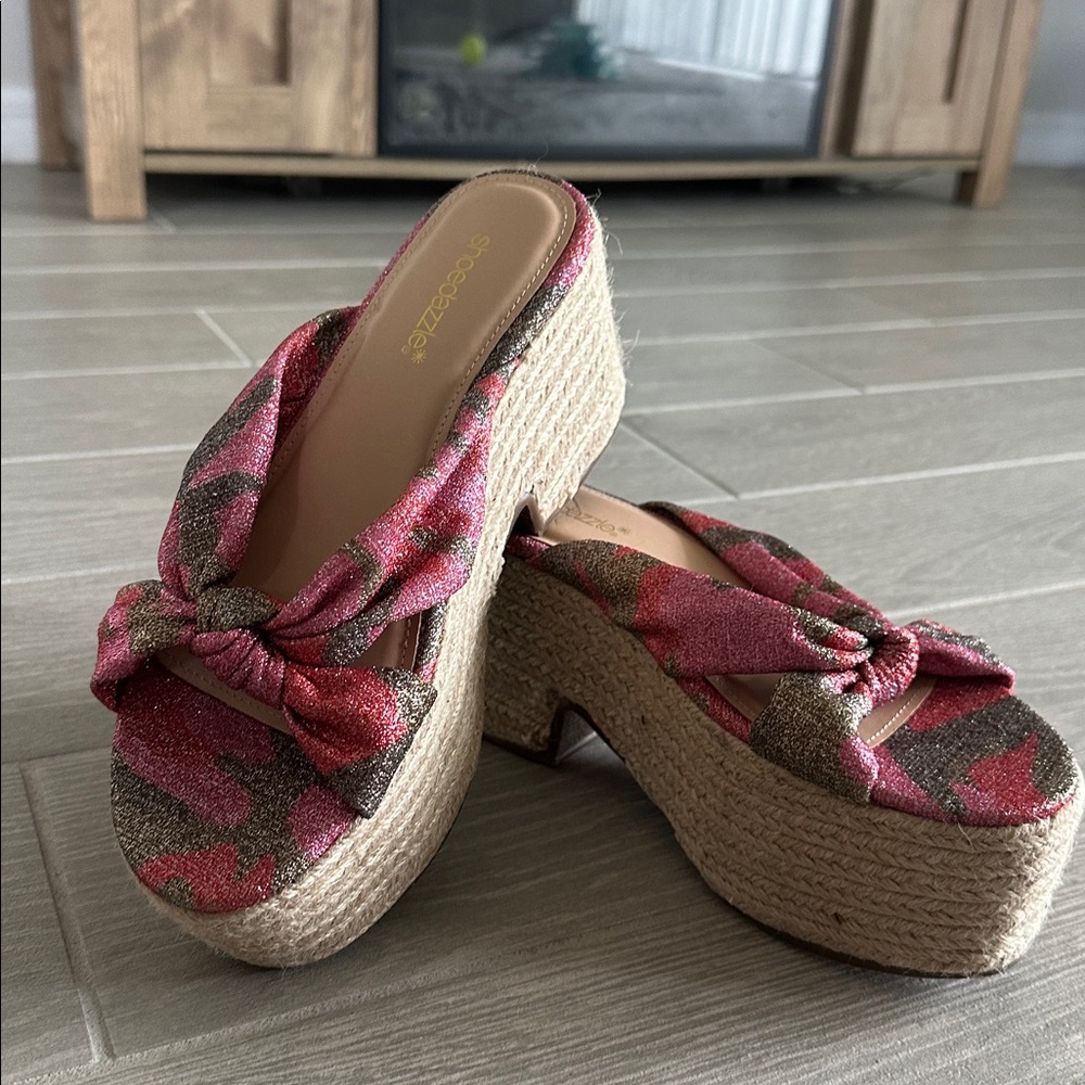 🍁Shoedazzle Pink and Green Platform Sandals